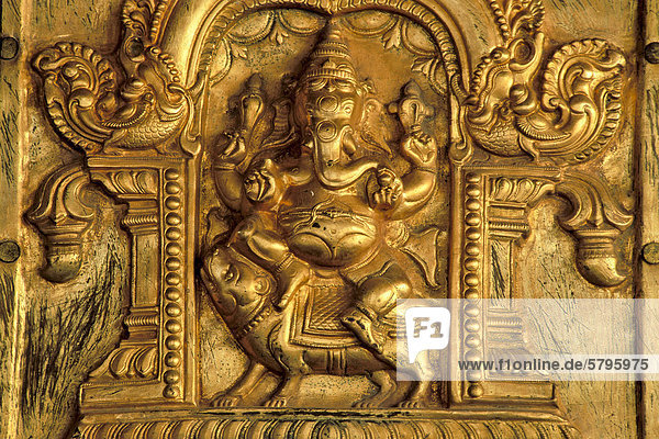 Hinduistischer elefantenköpfiger Gott Ganesha oder Ganesh oder Ganpati auf seinem Reittier  der Ratte  vergoldetes Relief  Madurai  Tamil Nadu  Südindien  Indien  Asien