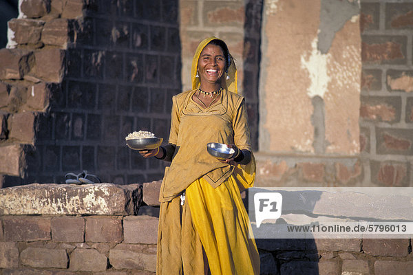 Frau  Rajasthani  lachend  Dorf Osian  Rajasthan  Indien  Asien