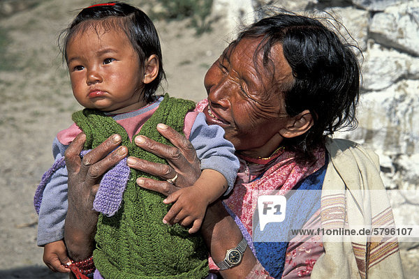 Ältere Frau und Kind  Kibber  Spiti  Himachal Pradesh  indischer Himalaya  Nordindien  Indien  Asien