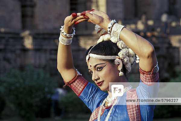 Odissi dancer performing at the Surya or Sun Temple  Konarak or Konark  Orissa  East India  India  Asia