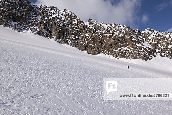 Einsame Skitourengeherin vor Felswand  Stubaier Alpen  Tirol  Österreich  Europa