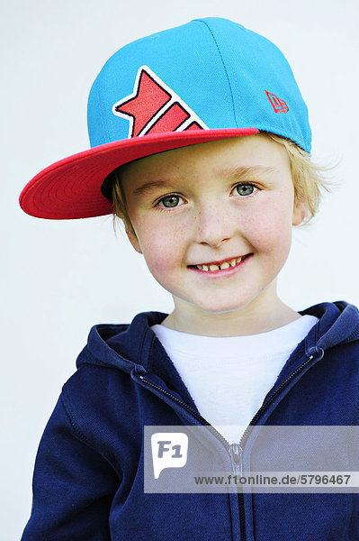 5-jähriger Junge mit Schildmütze lächelt  Portrait