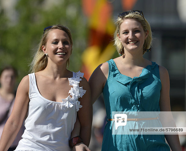 Young women  friends  shopping  Koenigsstrasse  Stuttgart  Baden-Wuerttemberg  Germany  Europe  PublicGround