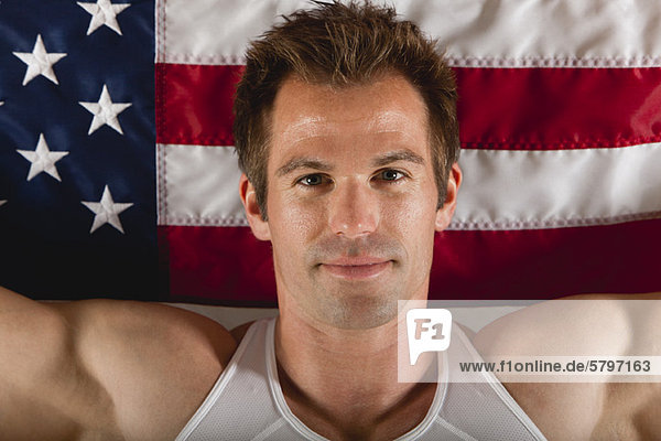 Athlet vor amerikanischer Flagge  Portrait