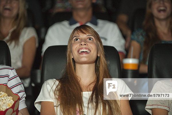 Frau lacht im Kino