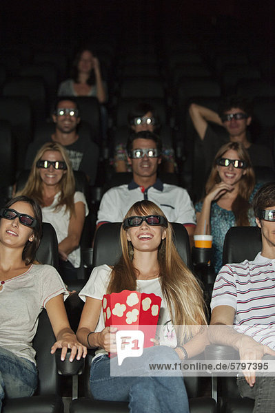 Publikum mit 3D-Brille im Kino