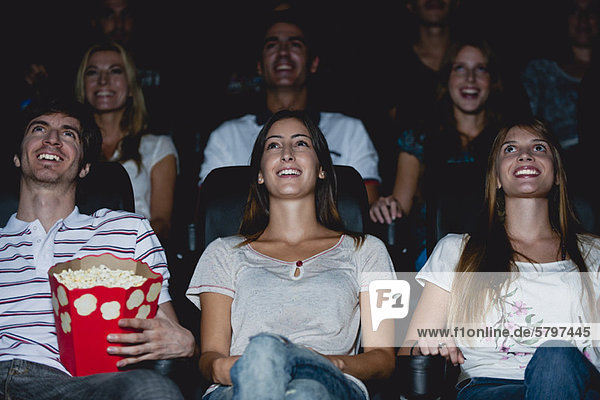 Zuschauer sehen sich den Film im Theater an.