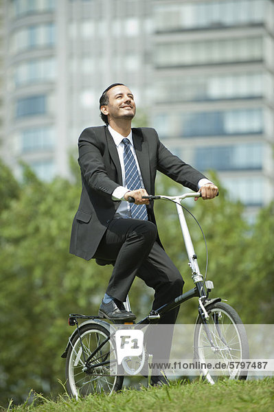 Geschäftsmann auf dem Fahrrad