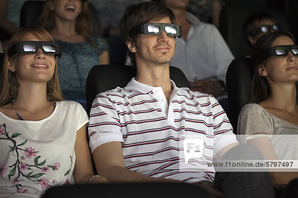 Publikum genießt 3-D-Film im Theater