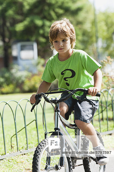 Junge auf dem Fahrrad