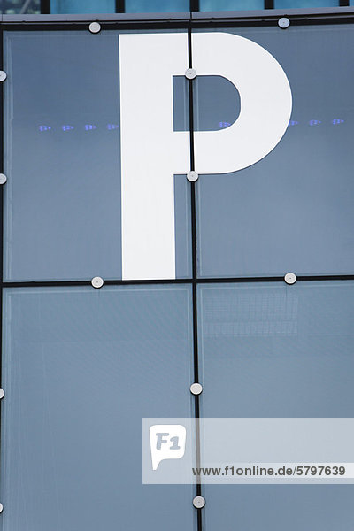 Nahaufnahme des Buchstabens p auf der Gebäudefassade .