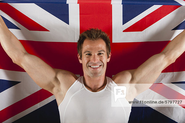 Männlicher Athlet vor britischer Flagge