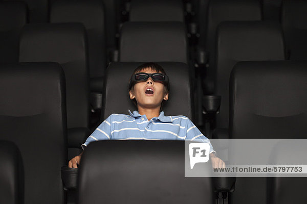 Preteen Junge sieht 3-D-Film im Theater