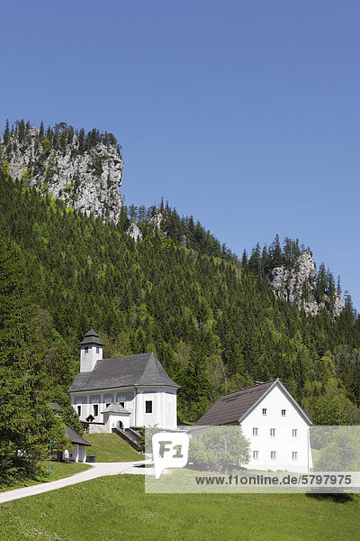 Kirche mit Bergsteigerfriedhof in Johnsbach  Gesäuse  Ennstaler Alpen  Obersteiermark  Steiermark  Österreich  Europa