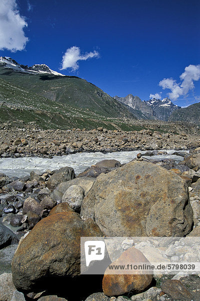 Chandra-Fluss nahe Kunzum-La oder Kunzum-Pass Distrikt Lahaul und Spiti Himachal Pradesh indischer Himalaya Nordindien Indien Asien