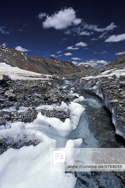 Gletscherbach unterhalb vom Parang La oder Parang Pass 5580m Kibber-Karzok-Trek Himachal Pradesh indischer Himalaya Nordindien Indien Asien