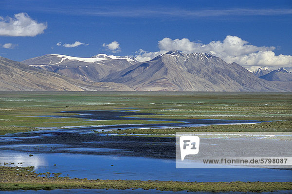 Von Flussläufen durchzogene Ebene südlich des Tso Moriri oder Tsomoriri Kibber-Karzok-Trek Changtang oder Changthang Ladakh indischer Himalaya Jammu und Kaschmir Nordindien Indien Asien