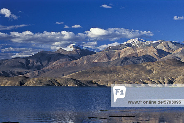 Hochgelegener Bergsee Tso Moriri oder Tsomoriri Changtang oder Changthang Ladakh indischer Himalaya Jammu und Kaschmir Nordindien Indien Asien