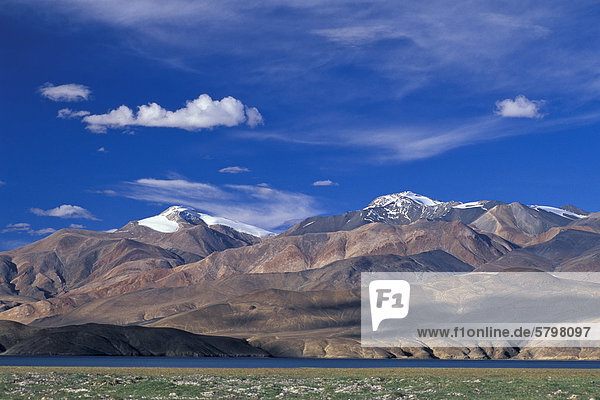 Knapp 7000 Meter hohe Berge am Bergsee Tso Moriri oder Tsomoriri Changtang oder Changthang Ladakh indischer Himalaya Jammu und Kaschmir Nordindien Indien Asien