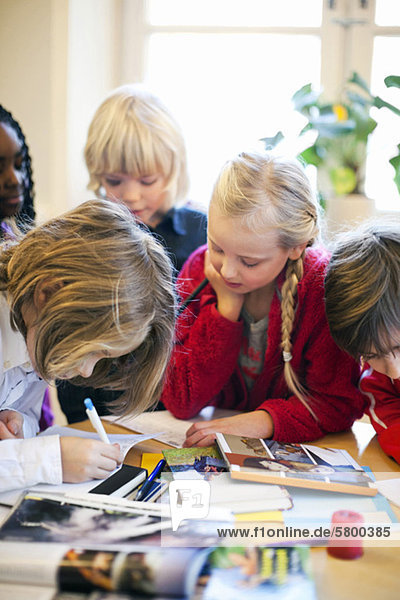 Multiethnische Kinder lernen im Klassenzimmer