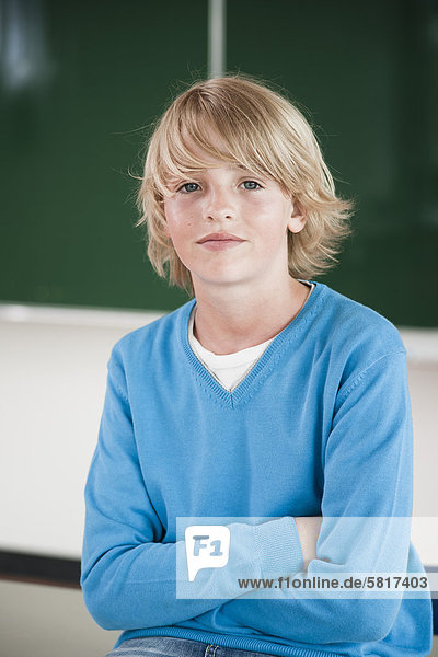 Lächelnder Schüler im Klassenzimmer Portrait