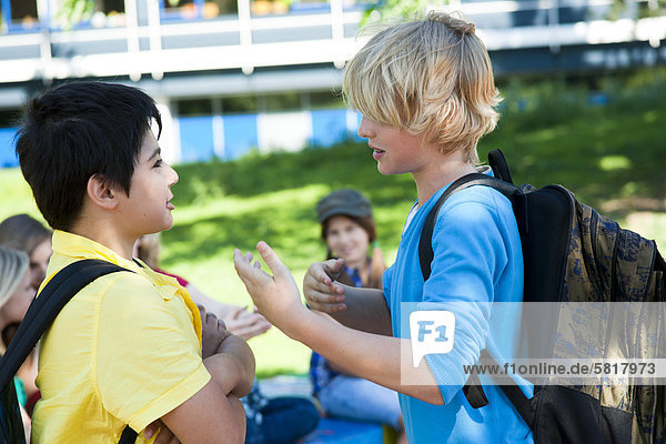 Zwei Schüler streiten miteinander