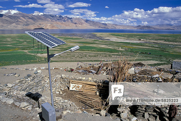 Sonnenkollektorü Korzokü auch Karzok oder Kurzok am Tso Moririü Ladakhü indischer Himalayaü Changthangü Jammu und Kaschmirü Nordindienü Indienü Asien