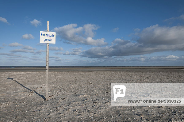'Sign  lettering ''Strandkorbgrenze'' on the beach of St. Peter-Ording at low tide  wicker beach chairs must not be taken any further  North Sea  Schleswig-Holstein  Germany  Europe'