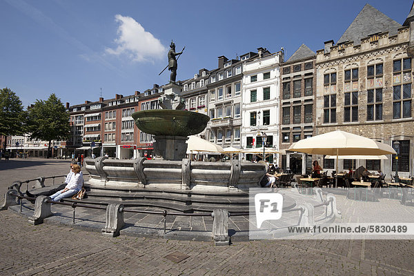 Springbrunnen Brunnen Fontäne Fontänen Europa Gebäude Aachen Zierbrunnen Brunnen Deutschland Nordrhein-Westfalen Rheinland Nordrhein-Westfalen