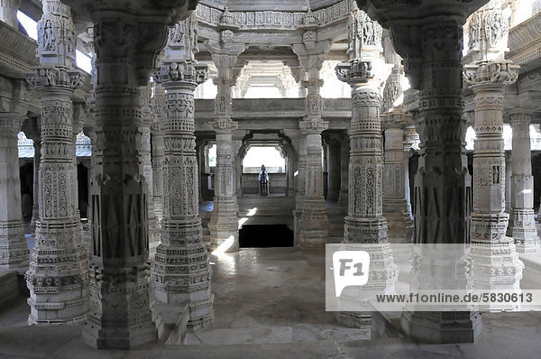 Innenhalle mit kunstvoll verzierten Säulen im Marmortempel Ranakpur  Tempel der Jain-Religion  Rajasthan  Nordindien  Indien  Asien