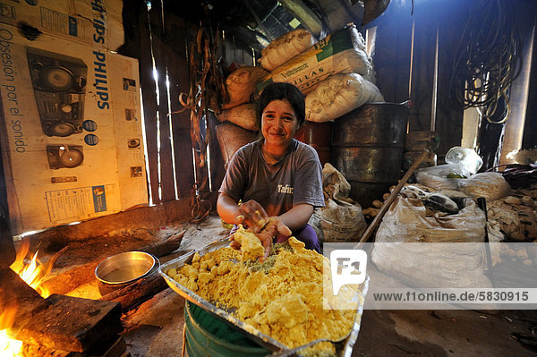 Frau bereitet in einfacher Küche auf offenem Feuer das traditionelle Gericht Bory Bory zu  Suppe mit Maisnockerl als Einlage  Comunidad Martillo  Caaguazu  Paraguay  Südamerika