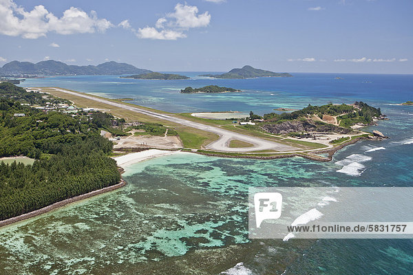 Internationaler Flughafen  Anse Aux Pins  dahinter St. Anne Marine National Park  Mahe  Seychellen  Afrika  Indischer Ozean