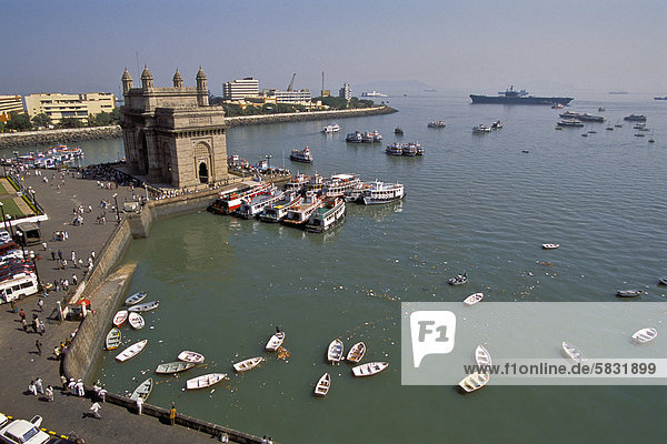 Boote  Gateway of India  berühmtestes Wahrzeichen von Mumbai  erbaut zur Erinnerung an den Besuch von König Georg V. und seiner Frau Mary 1911  Colaba  Mumbai oder Bombay  Maharashtra  Indien  Asien