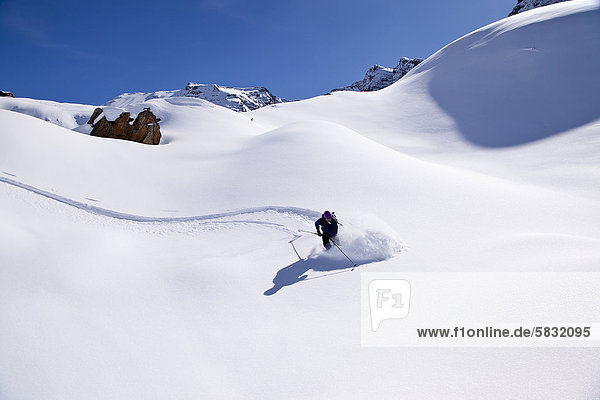 Europa  Skifahrer  Skisport  Pulverschnee  Gesichtspuder  Skiabfahrt  Abfahrt  Österreich  tief  Schnee  Tirol