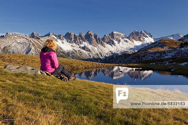 Frau blickt auf die Kalkkögel  Salfainssee  Axamer Lizum  Nordtirol  Tirol  Österreich  Europa