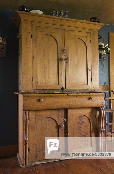 Fotografie Lifestyle Buch Wohnhaus am Tisch essen Zimmer Eigentum Antiquität Zeitschrift Nachbarschaft kanadisch Taschenbuch Kalender Kanada alt Quebec
