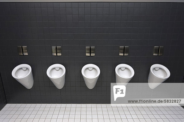 Urinale in einer Herrentoilette der Olympiahalle in München  Bayern  Deutschland  Europa