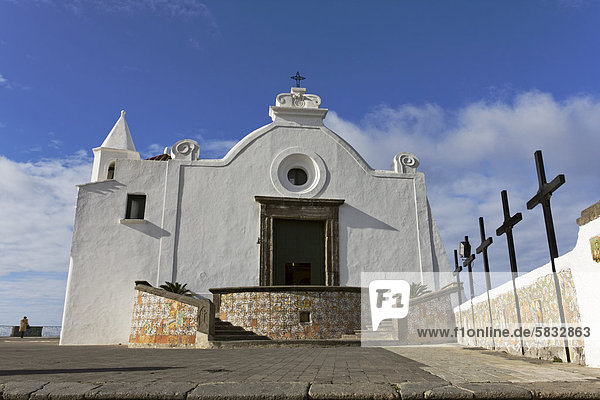 Die weiße Santa Maria del Soccorso Kirche auf einem Felsen über dem Meer  Forio  Altstadt  Insel Ischia  Kampanien  Süditalien  Italien  Europa