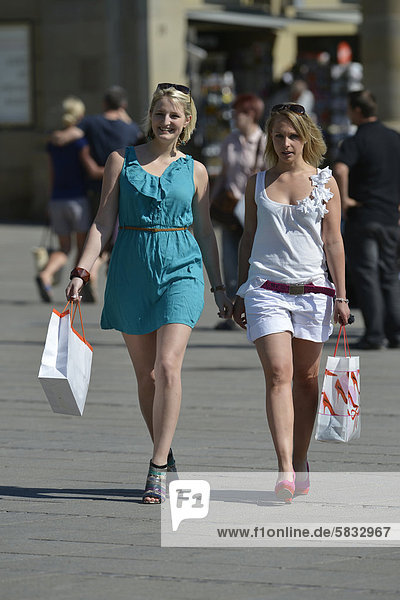 Young women  girlfriends  out shopping  Koenigsstrasse street  Stuttgart  Baden-Wuerttemberg  Germany  Europe  PublicGround