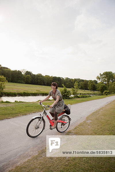 Frau beim Radfahren auf der Landstraße