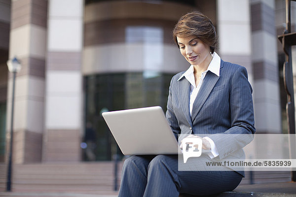 Geschäftsfrau mit Laptop im Freien
