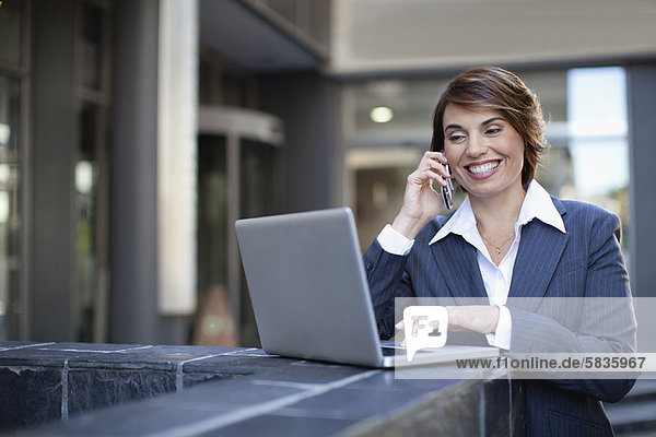 Geschäftsfrau mit Laptop im Freien