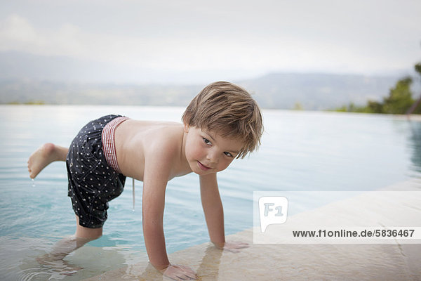 Junge - Person Schwimmbad aussteigen