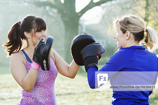 Boxertraining mit Trainer im Freien