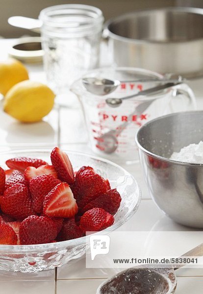 Zutaten & Utensilien für das Einkochen von Erdbeermarmelade