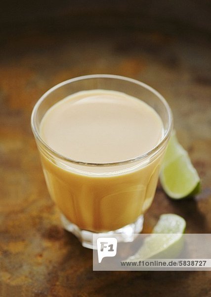 Ein Glas Mangolassi (Mango-Joghurt-Drink)
