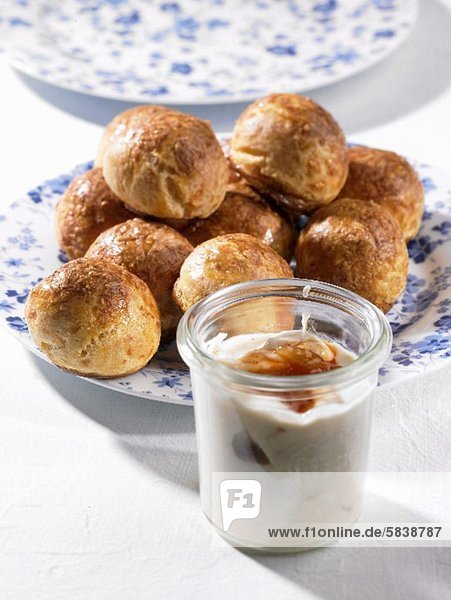 Cheese rolls with mango creme