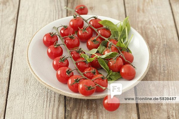 Kirsche Teller Basilikum Tomate