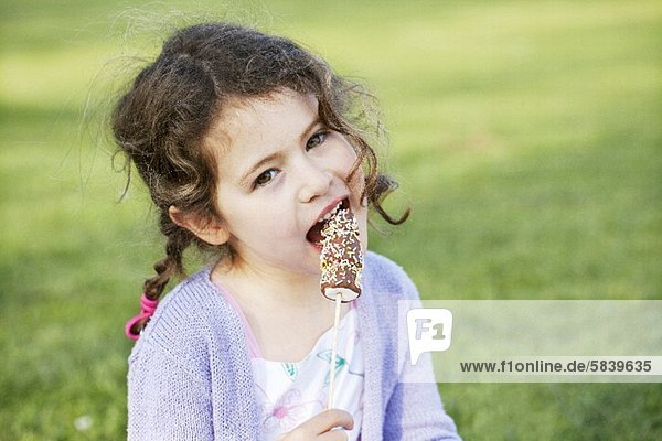 klein essen essend isst Marshmallow Mädchen
