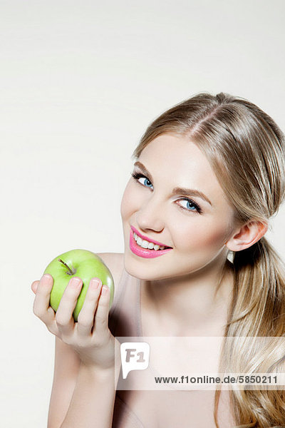Junge Frau beim Apfelessen